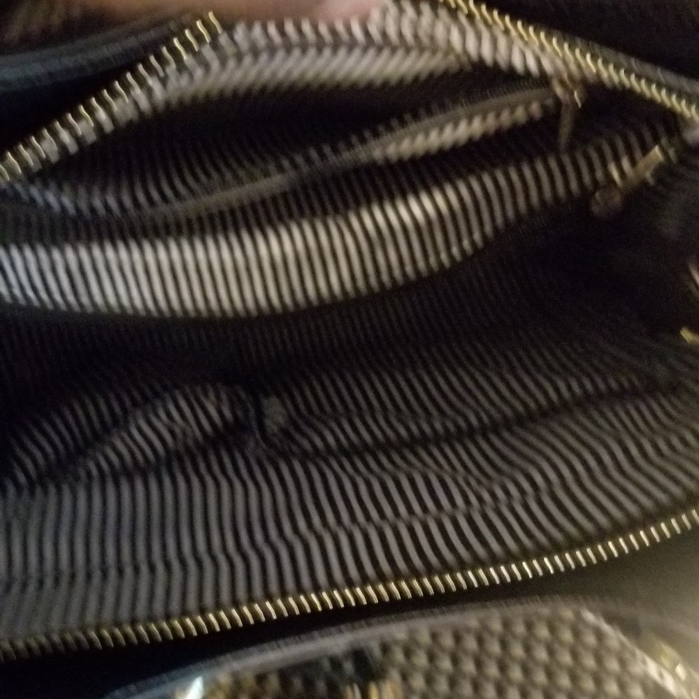 A purse - Picture 3 of 5
